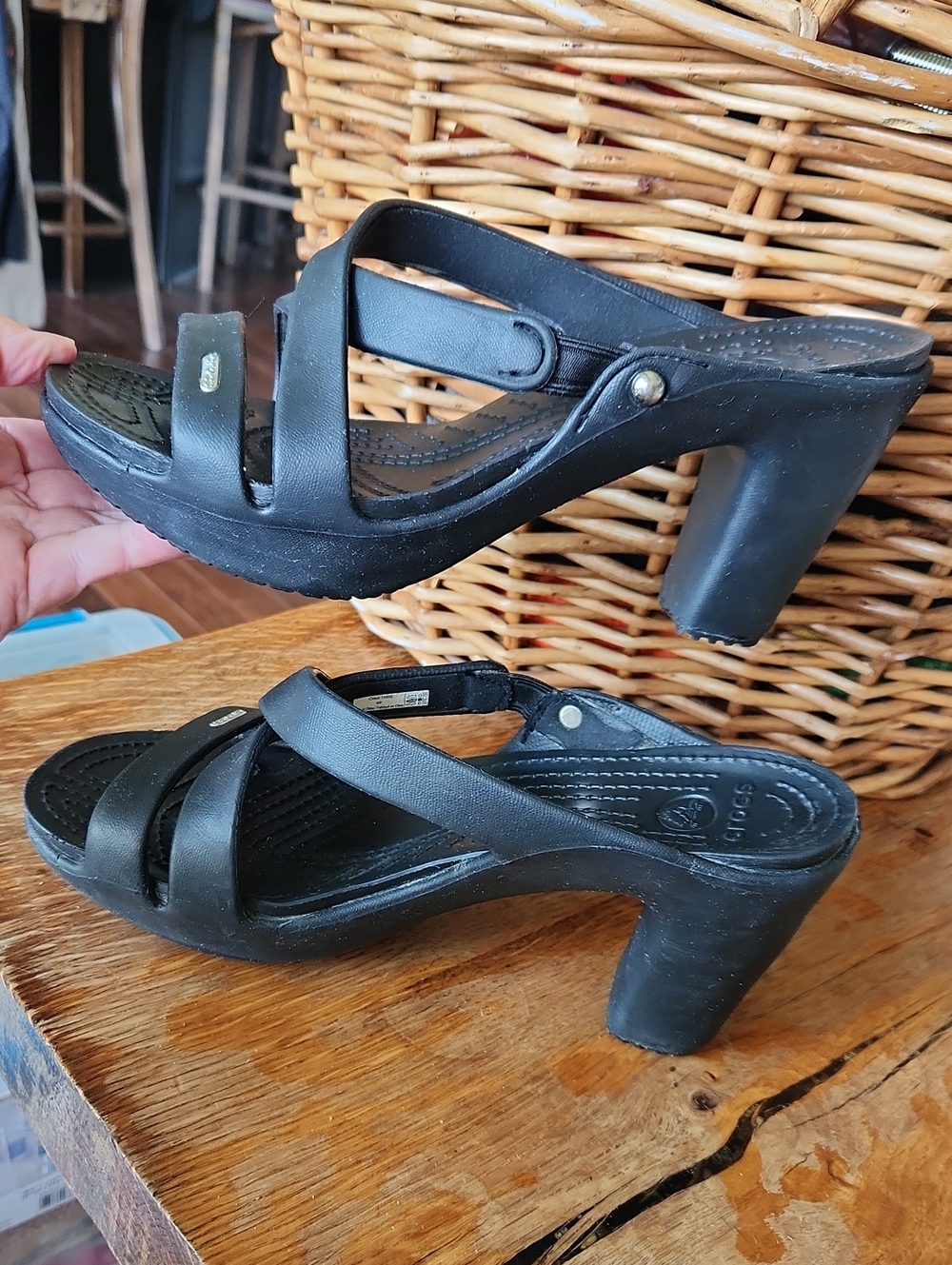 Crocs sz 9 Black Strappy Heel Sandals - Picture 6 of 14